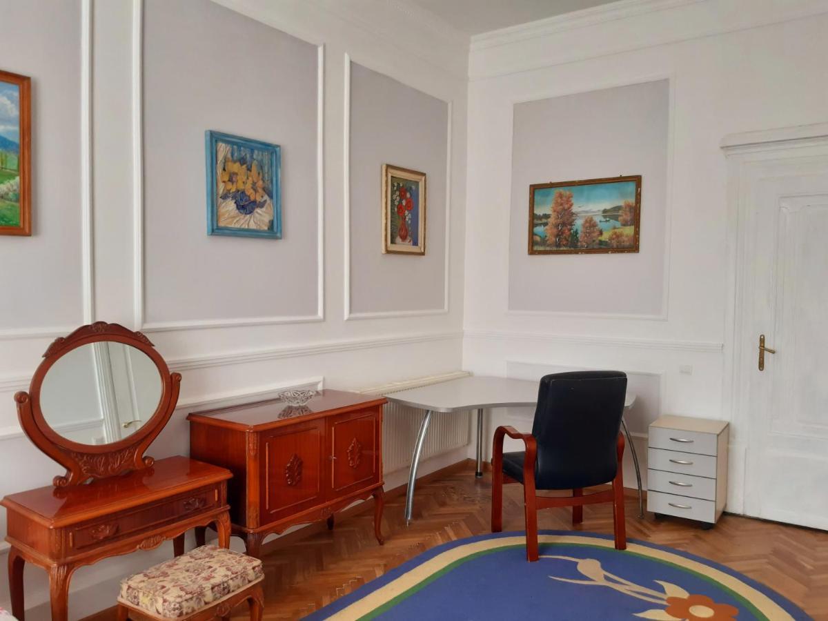 Старовинні Апартаменти У Центрі Міста Uzhhorod Exterior foto